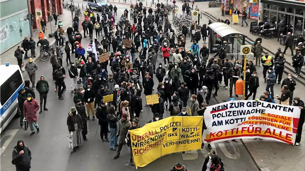 Protest gegen Polizeiwache am Kottbusser Tor in Kreuzberg