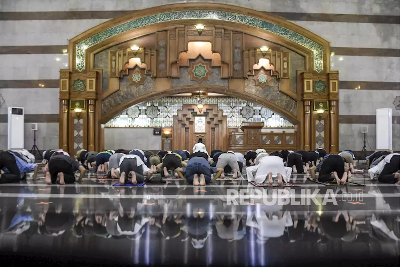 Pusdai Dipenuhi Jemaah Tarawih, Ridwan Kamil Terharu |Republika Online