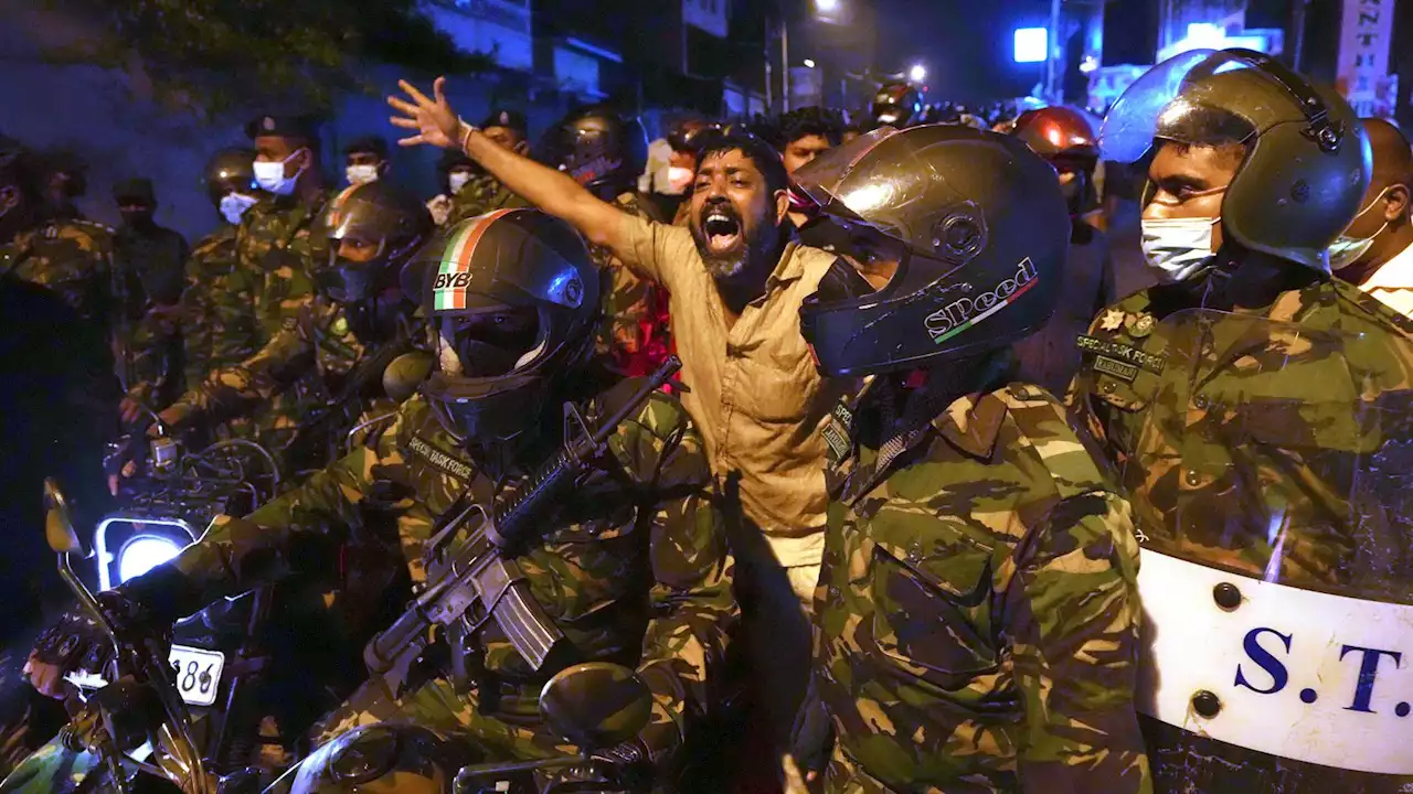 Sri Lanka: Tear gas and water cannons used as thousands break curfew to protest over economic crisis