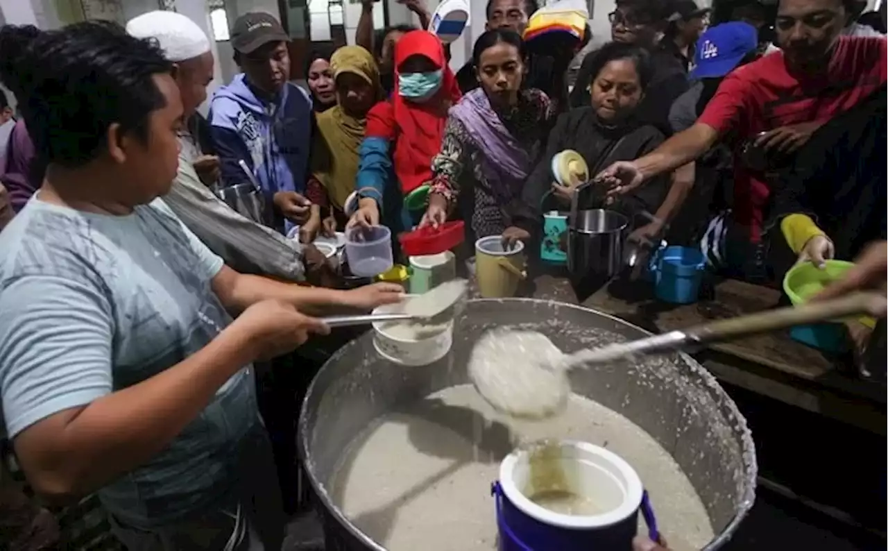 Asyik! Bubur Samin Kembali Dibagikan Di Masjid Darussalam Jayengan Solo