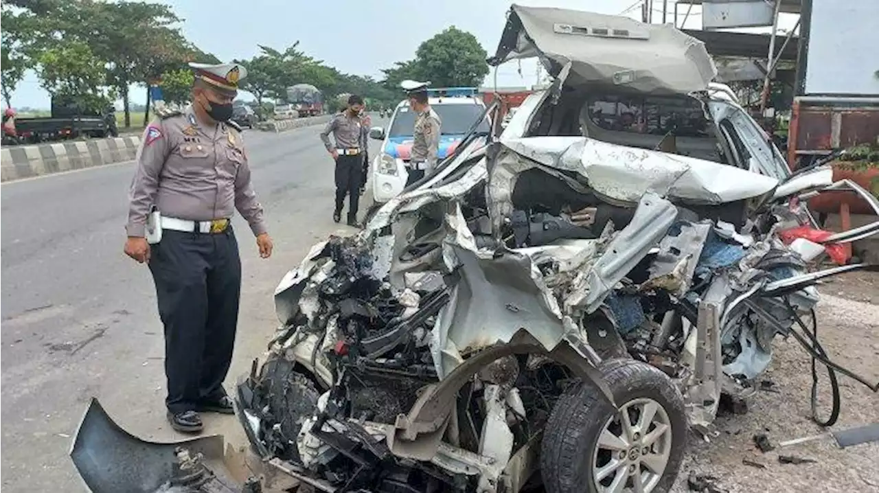 BREAKING NEWS : Avanza Putih Tabrak Bokong Truk Parkir di Jalur Pantura Cirebon, 6 Orang Tewas - Tribunnews.com