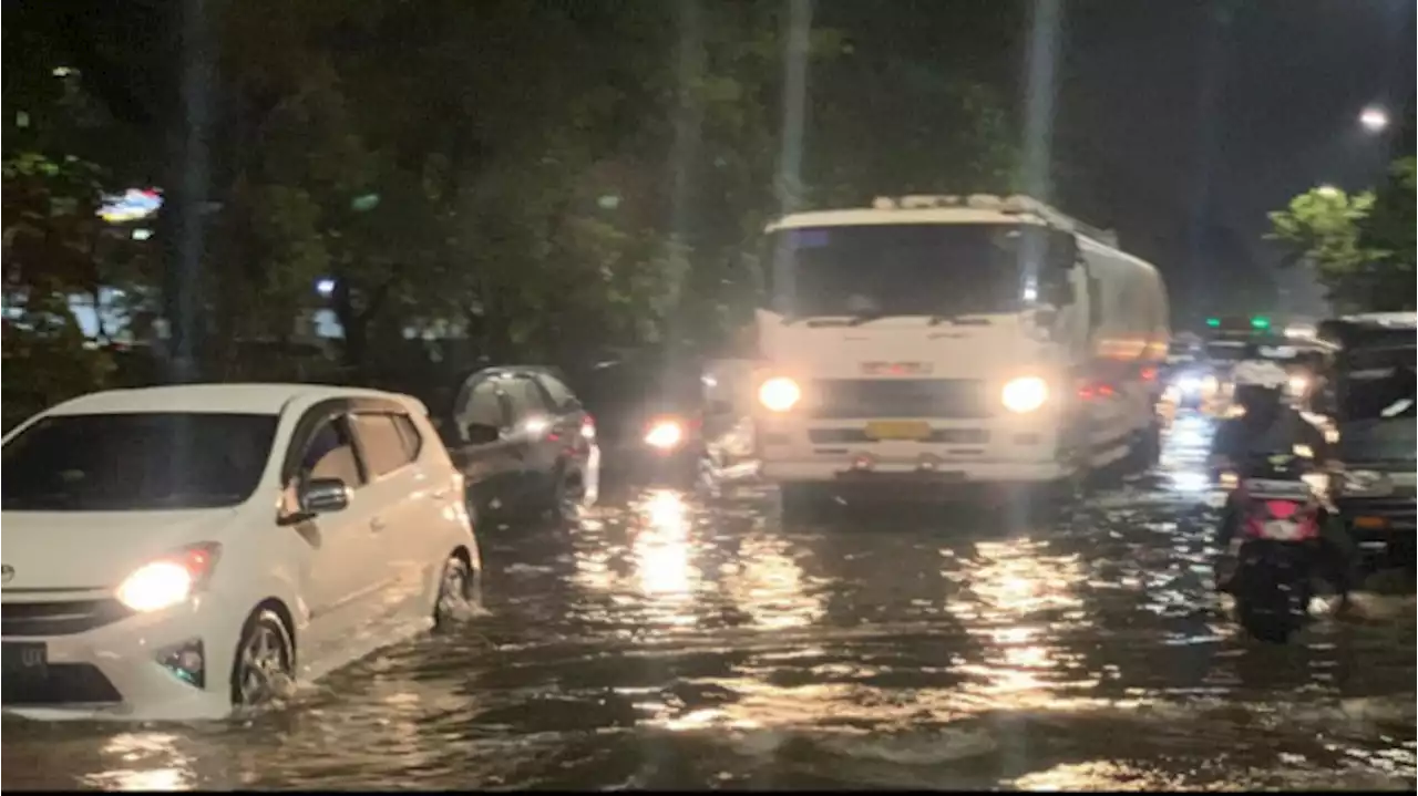 Diguyur Hujan Deras Dua Jam, Surabaya Dilanda Banjir dan Pohon Tumbang