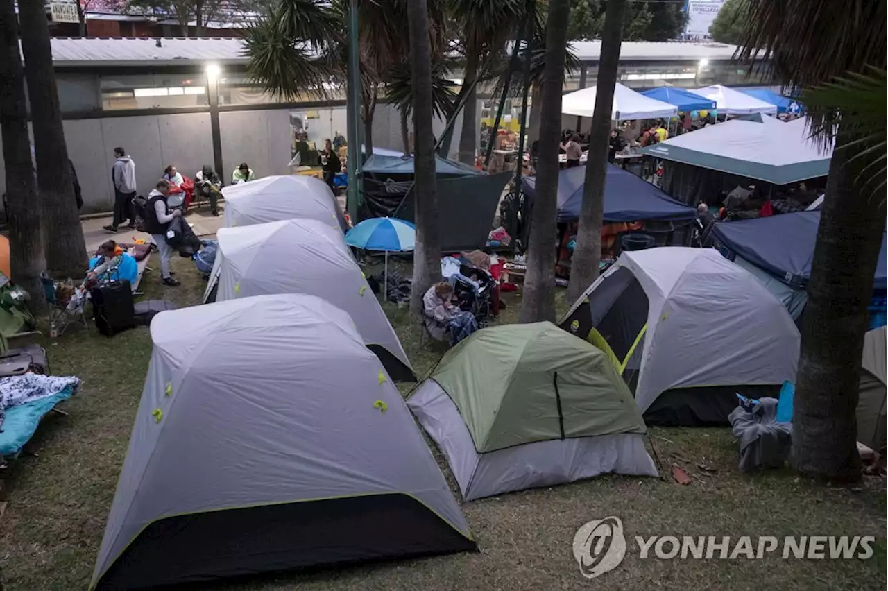 [우크라 침공] 멕시코 국경에 몰려드는 우크라 난민들…미국행 대기 | 연합뉴스