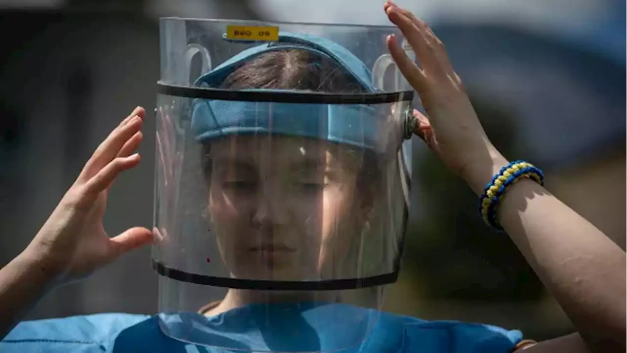 Learning how to remove deadly mines a new area of study for Ukrainian teacher | CBC News