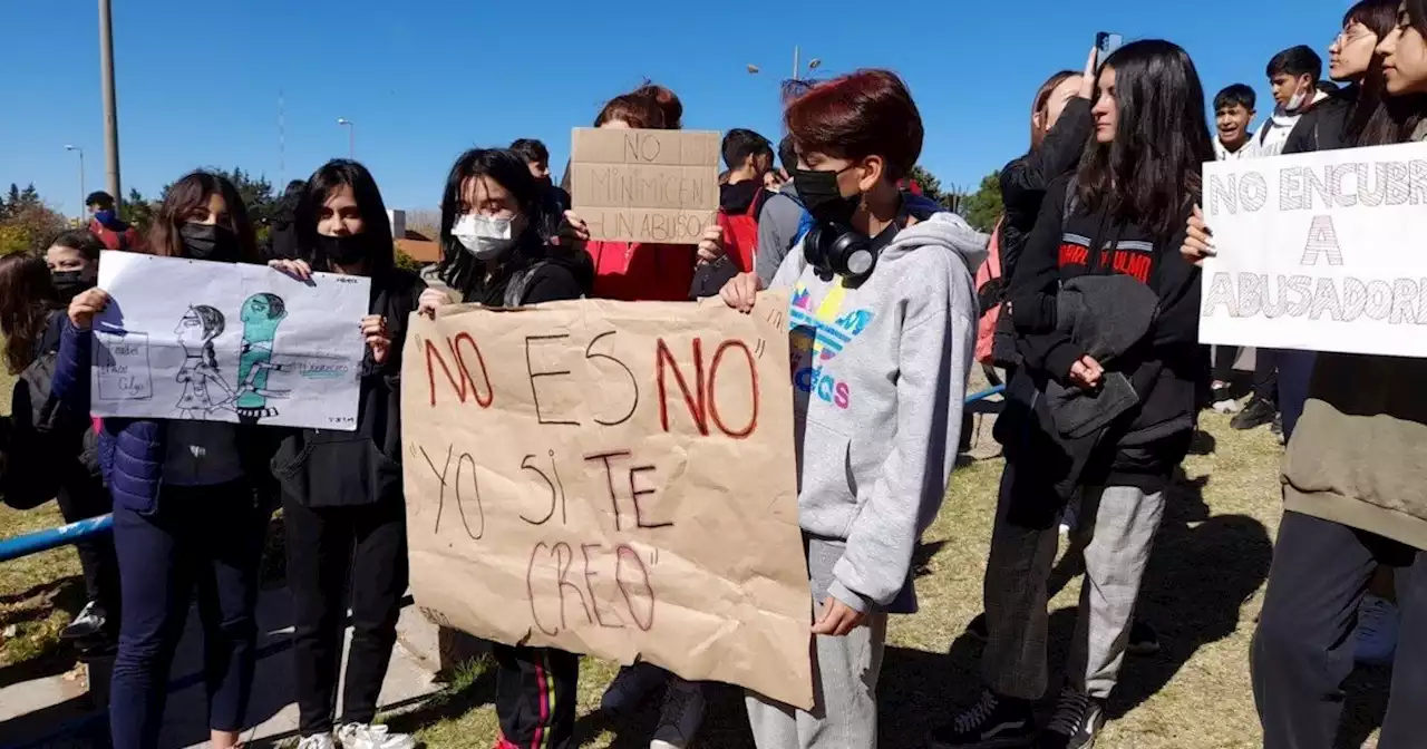 Seis alumnas de 11 y 12 años denunciaron por abuso sexual a un compañero: piden la expulsión