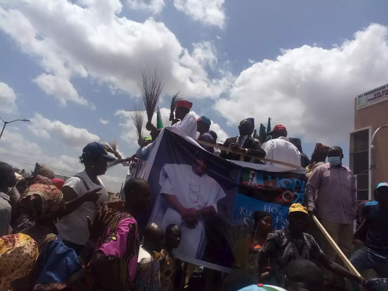 2023: Oyo reps member, Muraina, PDP chairman, others, join APC