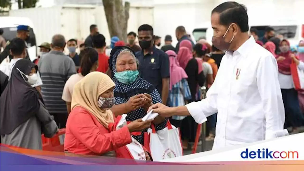 Jokowi Bagi-bagi Sembako Jelang Lebaran di Yogyakarta