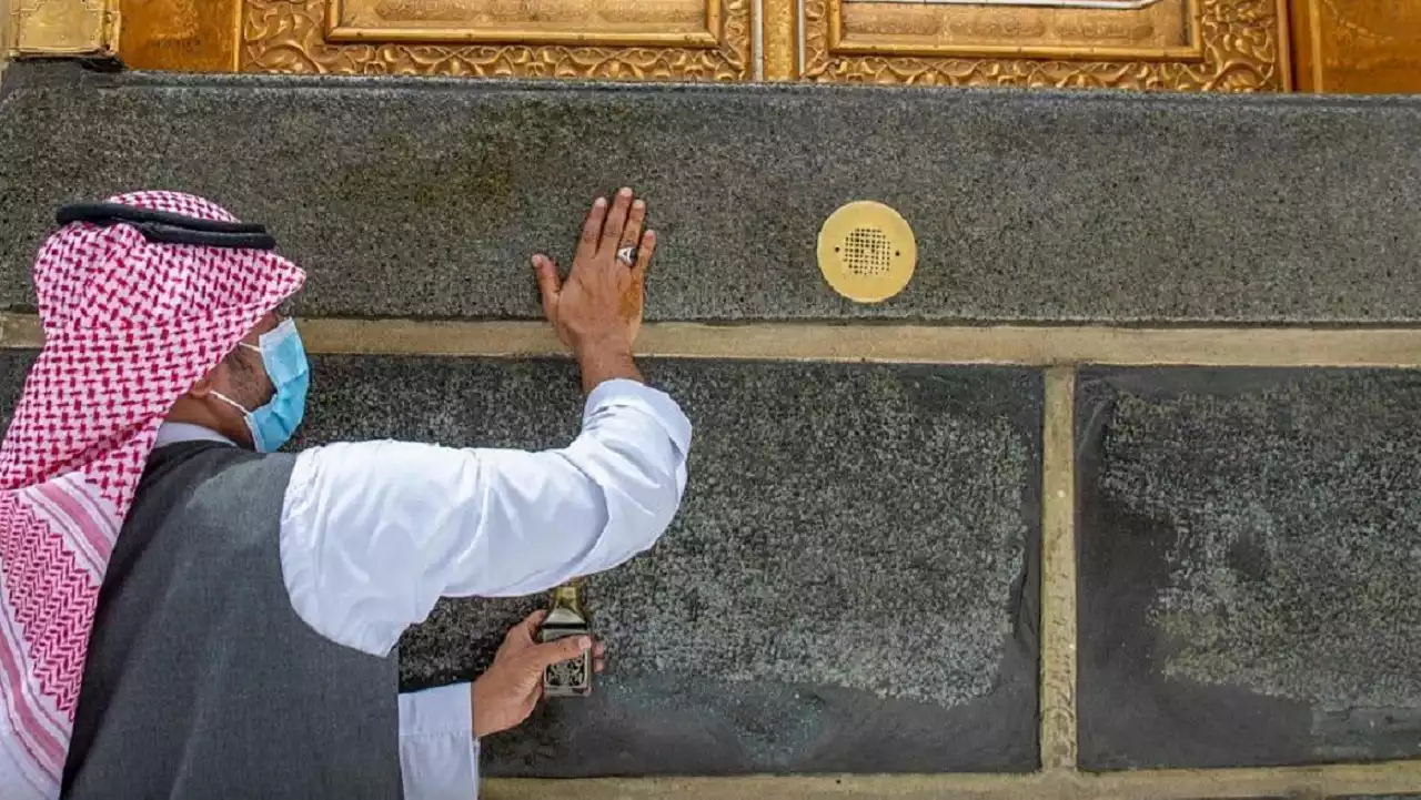 تطييب وتبخير المسجد الحرام ليلة ختم القرآن