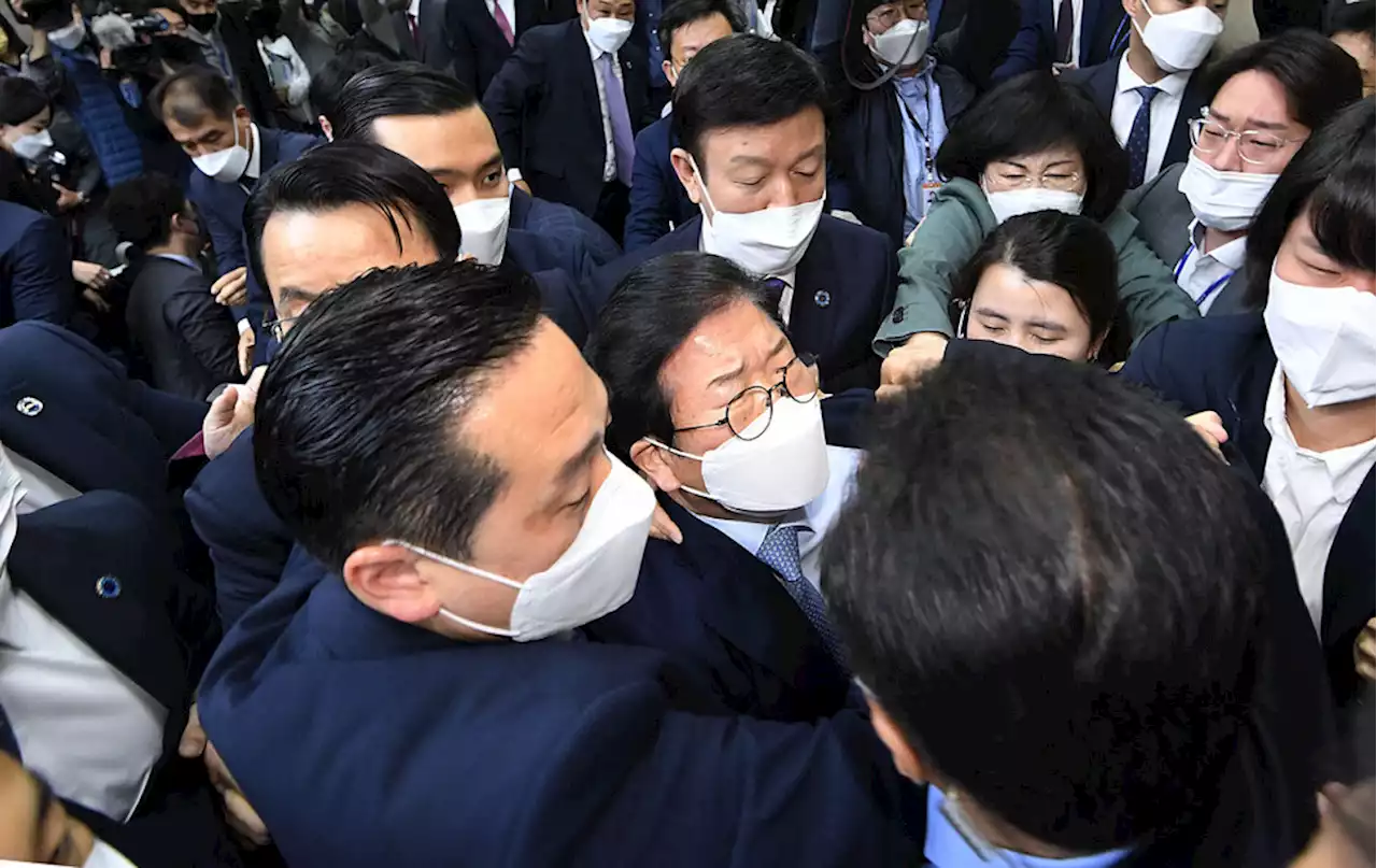 몸싸움·욕설·삿대질…‘검찰 수사권’ 처리에 아수라장 된 국회