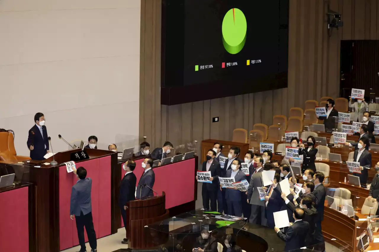 검찰청법 본회의 통과, 국민의힘 필리버스터 2라운드…욕설·몸싸움 난무한 국회