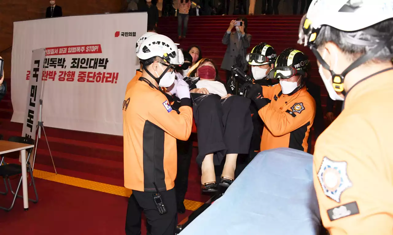 충돌·고성 '국회 대혼란'···'뭐하는 짓이야' '부끄러운 줄 알아라'