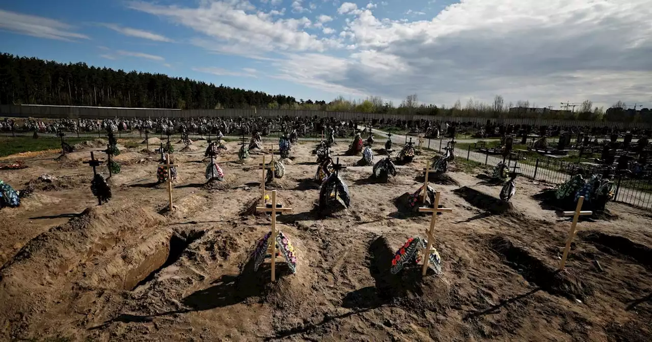 Guerre en Ukraine : les corps de trois hommes aux mains liées retrouvés enterrés près de Boutcha