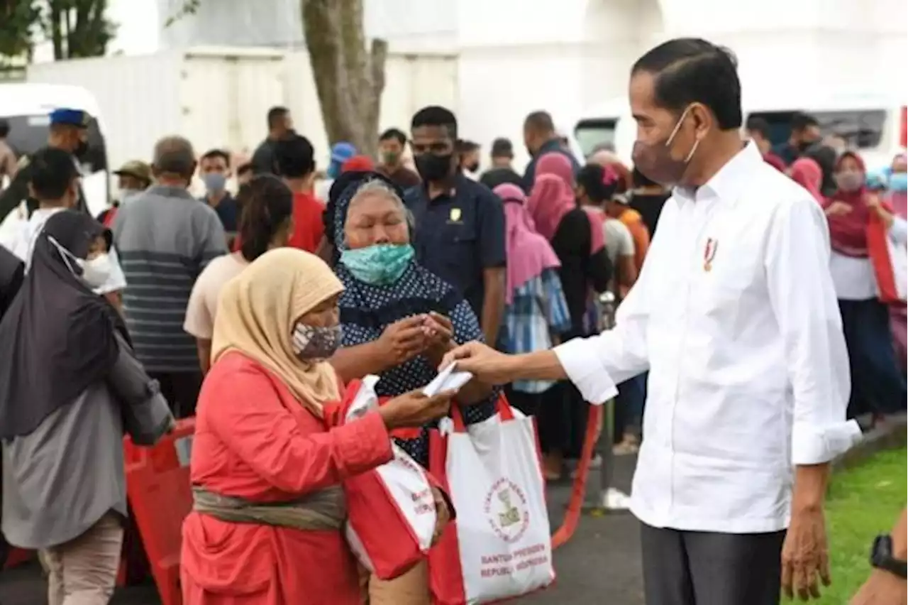 Presiden Jokowi Bagikan Sembako di Yogyakarta