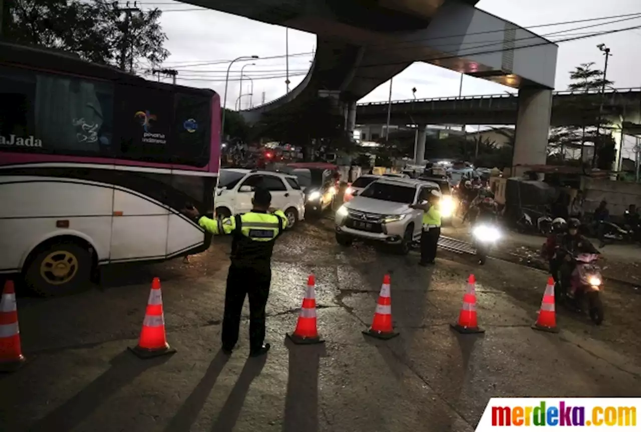 Foto : Pelabuhan Merak Padat, Pemudik Dialihkan ke Pelabuhan Indah Kiat | merdeka.com