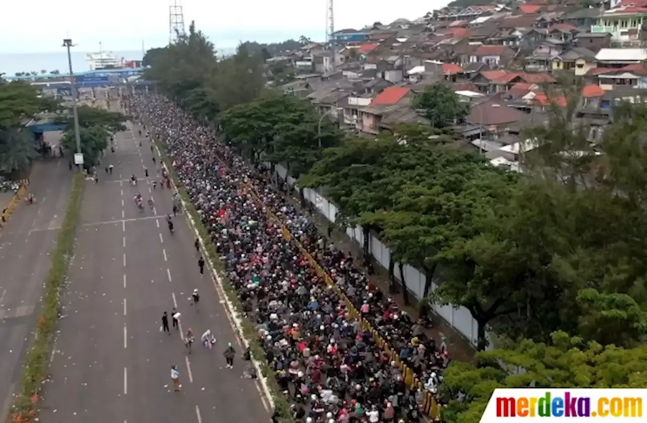 Foto : Penampakan Antrean Pemudik Motor Mengular Di Pelabuhan Merak ...