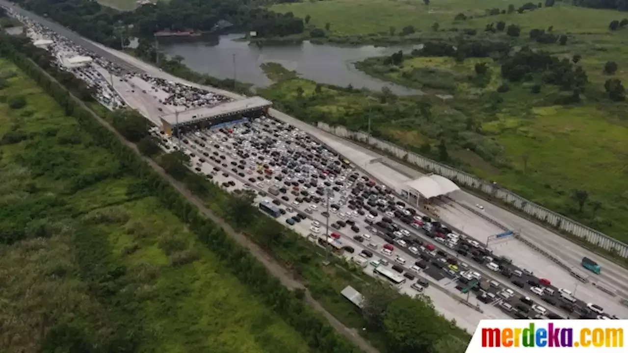 Foto Penampakan Kemacetan Parah Di Gerbang Tol Cikampek