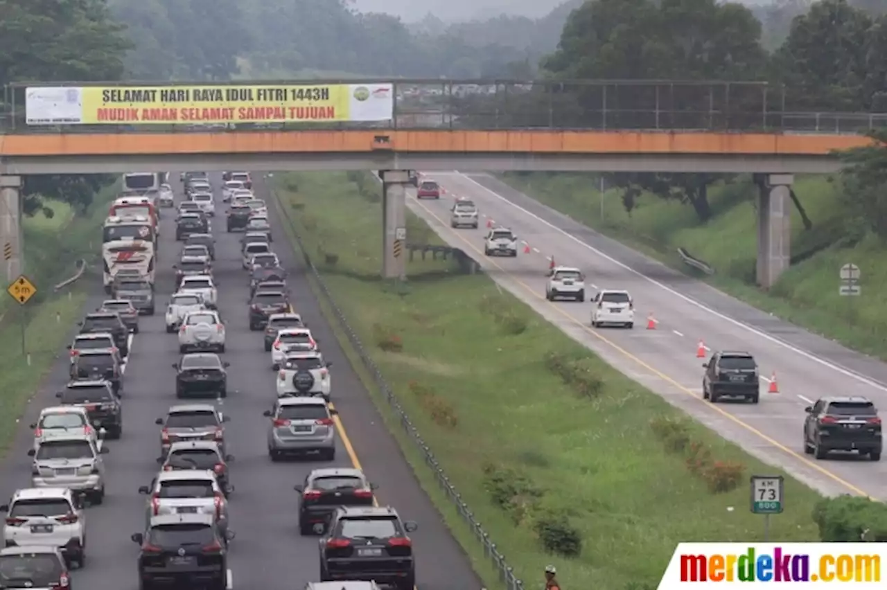 Foto : Polisi Terapkan Skema Contraflow di Tol Trans Jawa | merdeka.com