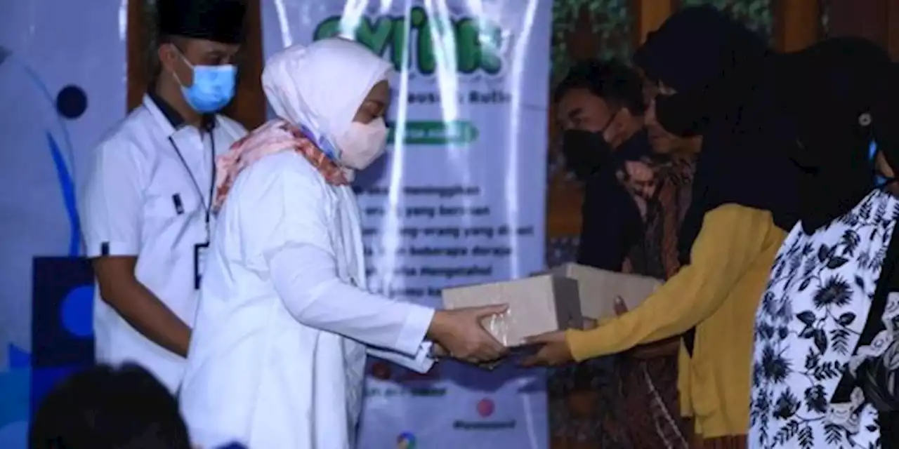 Menaker Ida Bagikan Paket Sembako Ramadan kepada Masyarakat di Mojokerto | merdeka.com