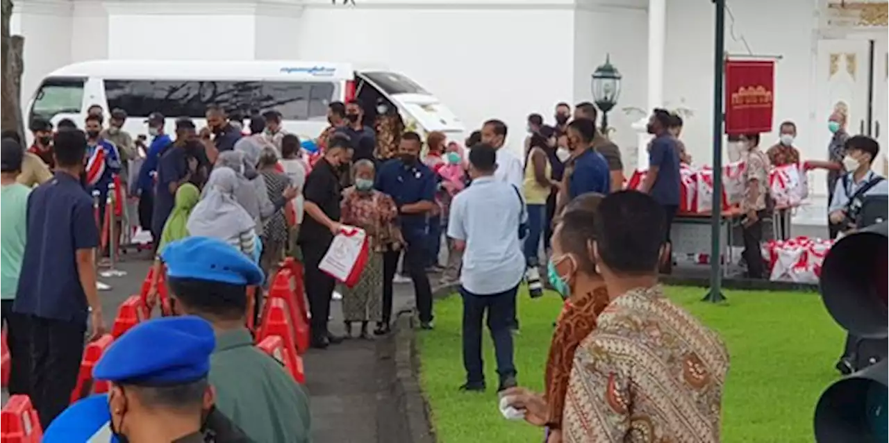 Presiden Jokowi Bagikan 5.000 Paket Sembako untuk Warga Yogyakarta | merdeka.com