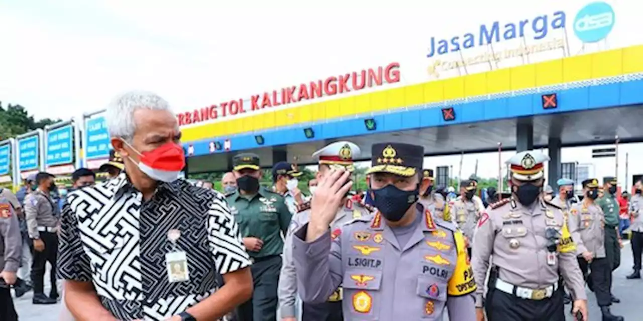 Urai Macet Tanjakan Tembalang-Km429, Polisi Terapkan One Way dari Km427-Bawen | merdeka.com