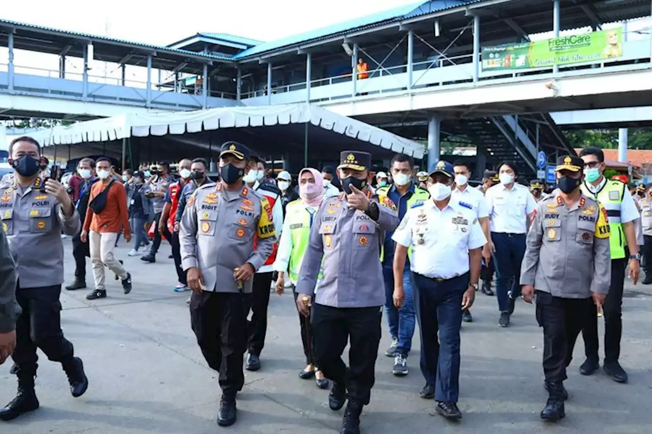 Kapolri Harap Penambahan Kapal dan Dermaga Bisa Urai Kepadatan Kendaraan di Pelabuhan Merak - Pikiran-Rakyat.com