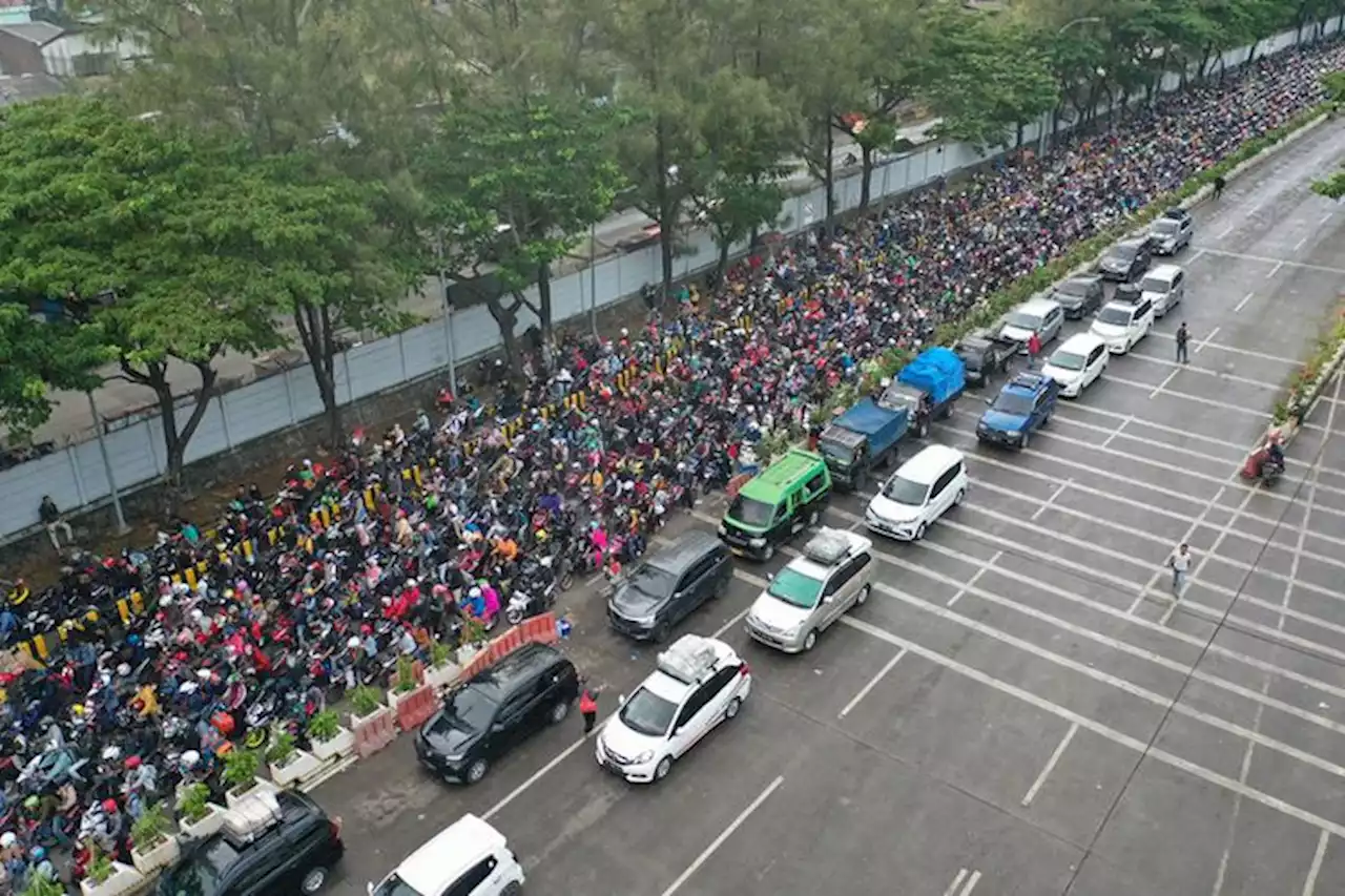 Pelabuhan Merak Macet Parah Sejak H-3 Lebaran, Menhub Klaim Kepadatan Sudah Mulai Terurai - Pikiran-Rakyat.com