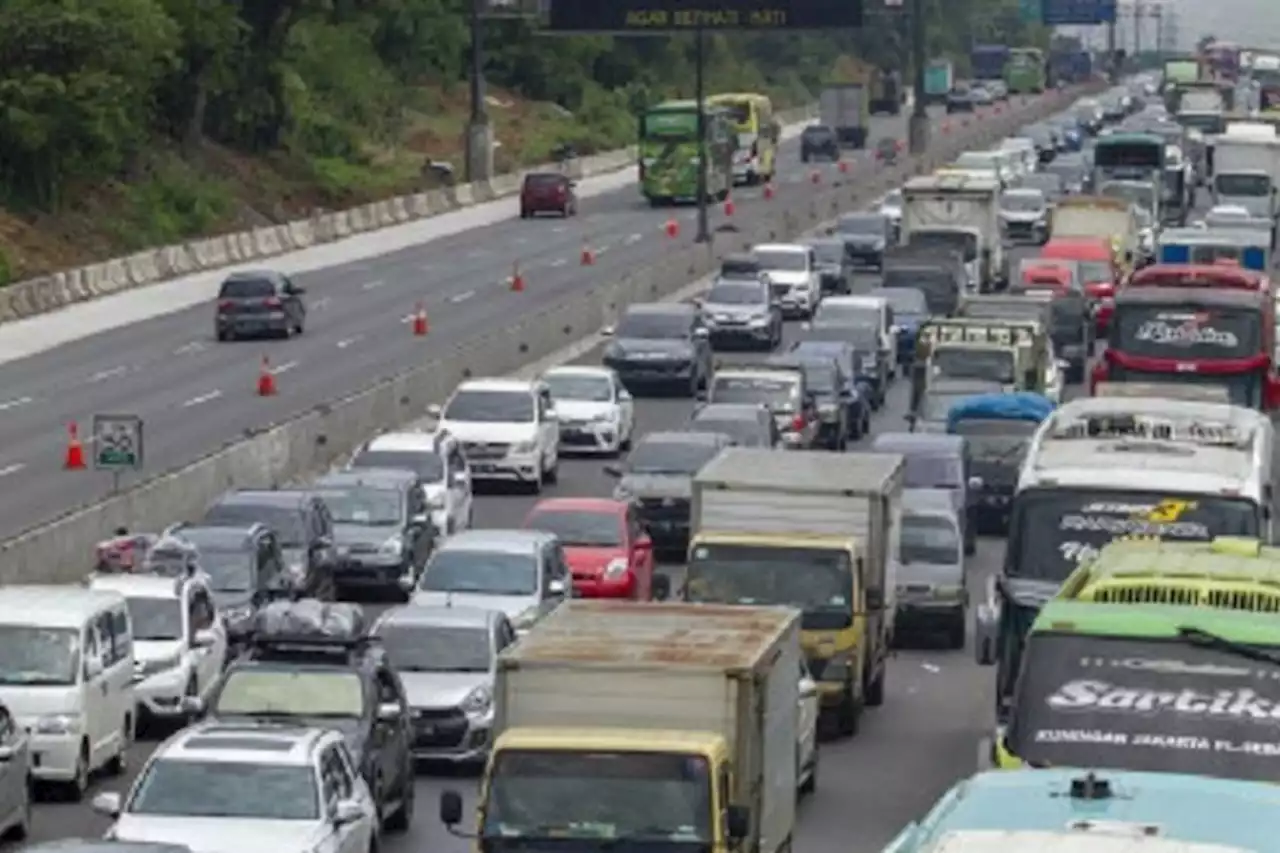 Viral Potret Netizen Tetap Bekerja Saat Terjebak Macet Mudik Lebaran 2022 di Cipularang - Pikiran-Rakyat.com