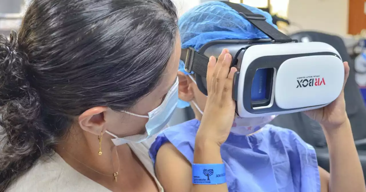 Gafas de realidad virtual que muestran el mar, son utilizadas para reducir ansiedad en niños que entran a cirugía