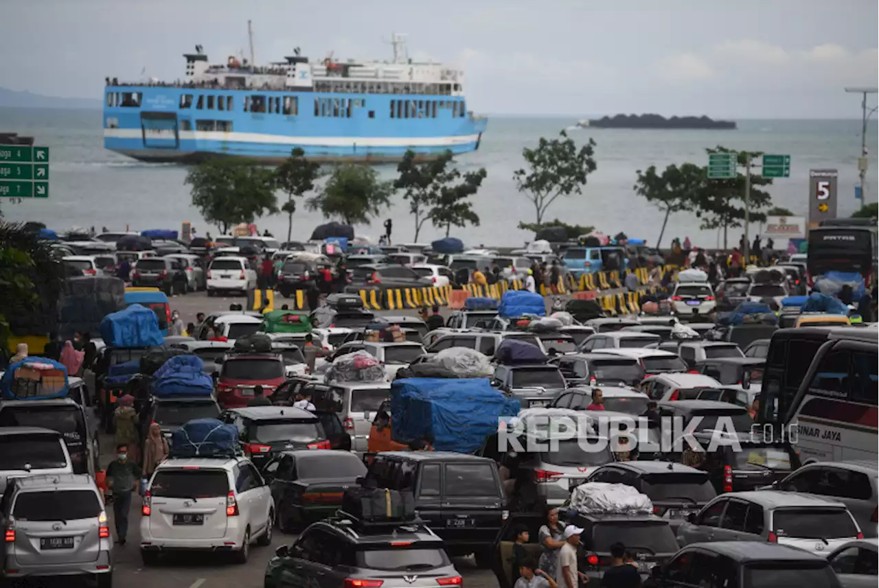 Kemenhub Jalankan Empat Strategi Kurangi Kepadatan Parah di Merak |Republika Online