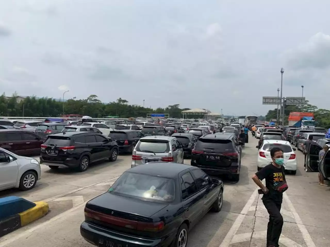 Pemudik Tertahan 5 Jam di KM 70 Tol Jakarta-Cikampek