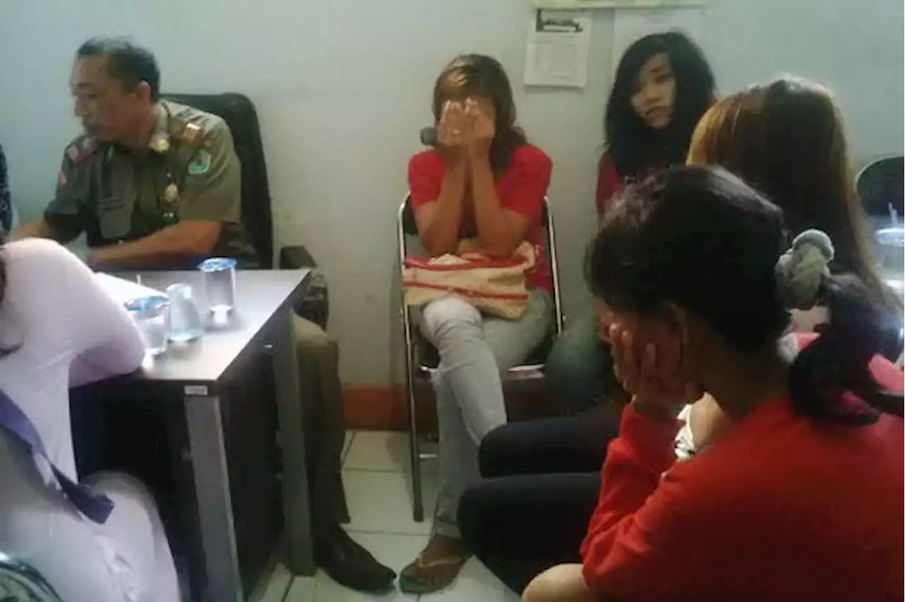 Asyik Berduaan di Kamar Hotel, Pasangan Muda Mudi Ini Kaget Digerebek Polisi