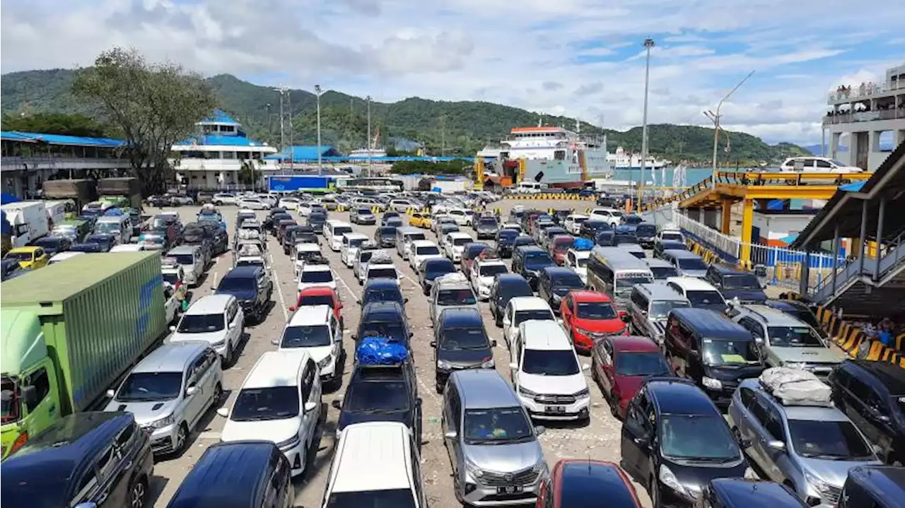 Macet Parah di Pelabuhan Merak, ASDP: Jangan Khawatir, Pasti Kita Angkut Semua