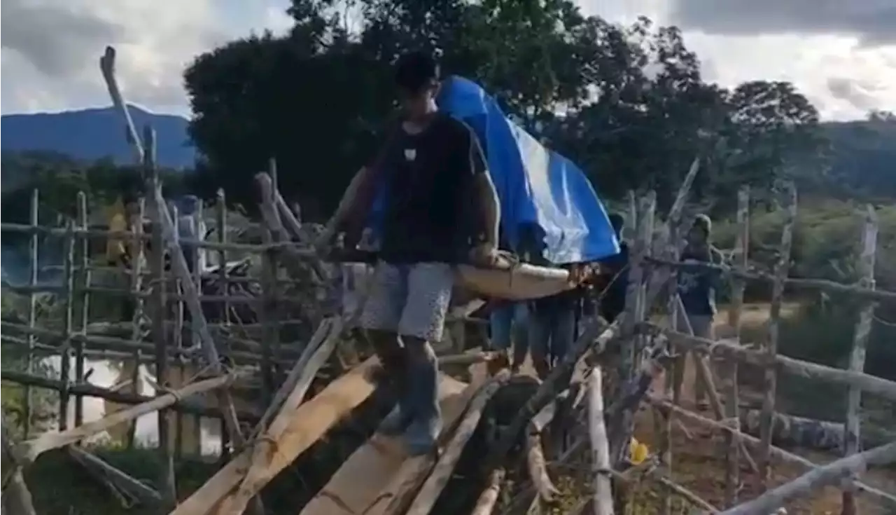 Miris! Pasien Ditandu Pakai Kayu dan Sarung Terobos Hutan, Melintasi Perbukitan Sejauh 20 KM demi Selamatkan Nyawa