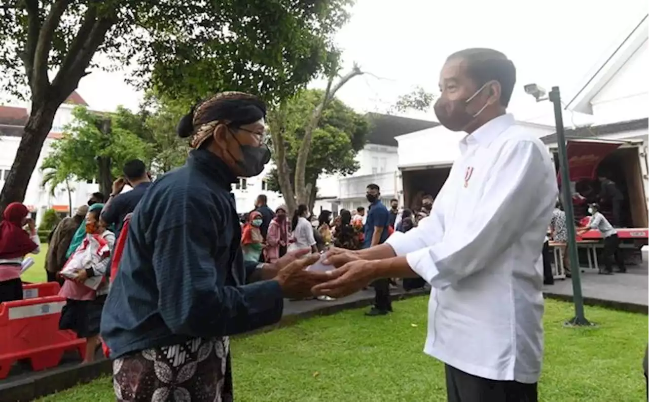 Jokowi Bagikan Sembako di Jogja, Ini Kata Warga saat Ketemu Presiden