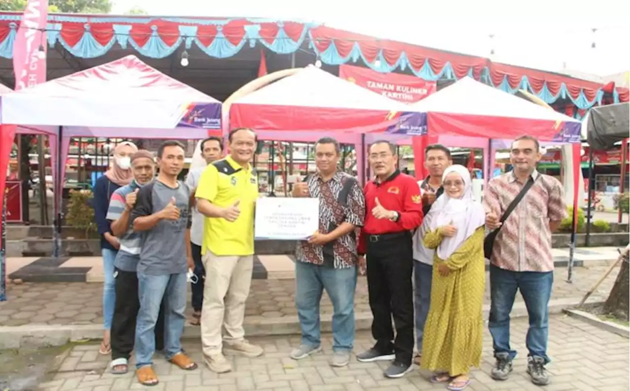 PKL Taman Kartini Sragen Dapat 15 Tenda, Pembeli Tak Bubar saat Hujan