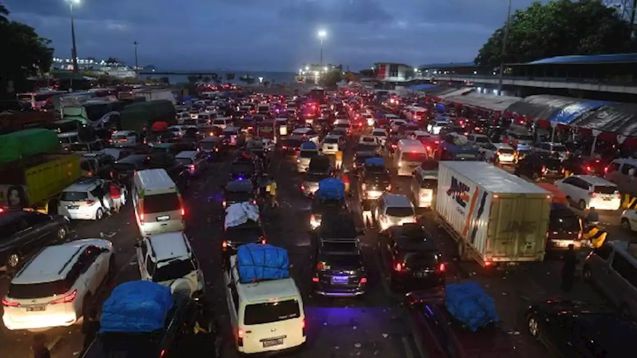 Antrean Panjang Kendaraan di Pelabuhan Merak saat Puncak Arus Mudik