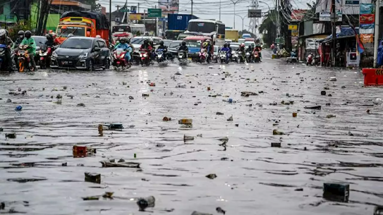 Karena Sampah, Jalan di Bekasi Banjir