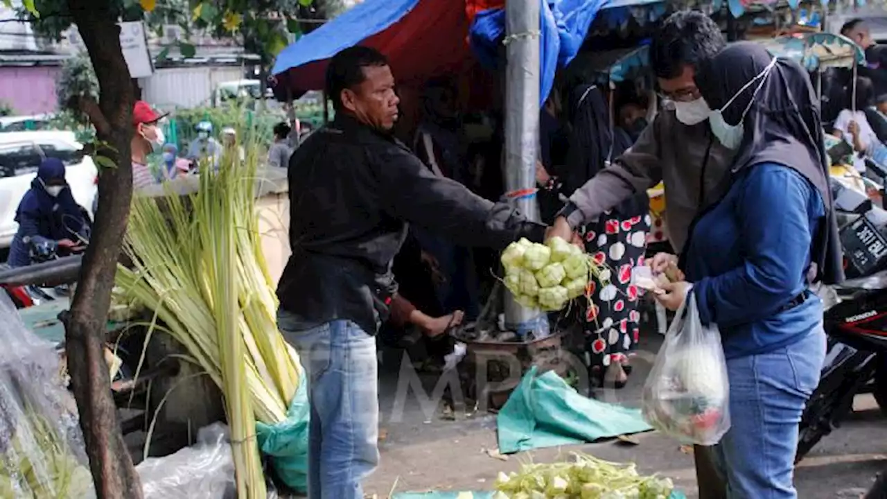 Menjelang Idul Fitri, Kulit Ketupat Mulai Diburu Warga