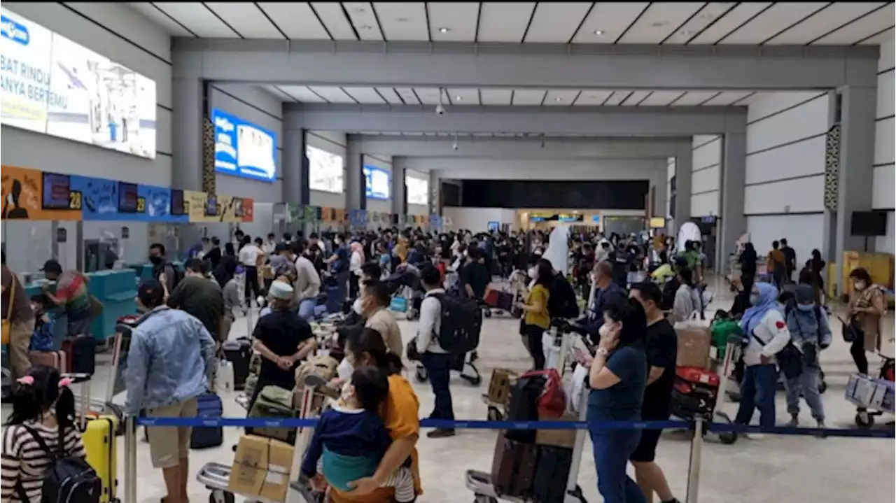 Puncak Arus Mudik, Ribuan Penumpang Padati Terminal Keberangkatan Bandara Soetta