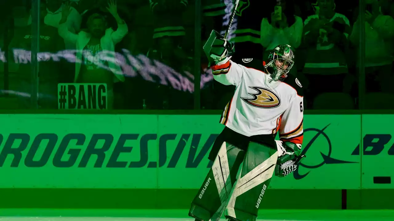 Emergency backup goalie Thomas Hodges enters game in Anaheim Ducks' loss to Dallas Stars