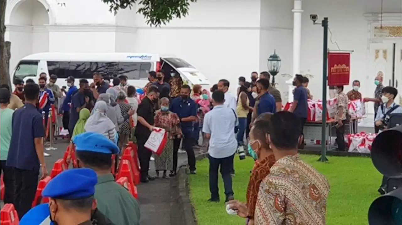 Jokowi Bagi-bagi Paket Sembako di Gedung Agung Yogyakarta