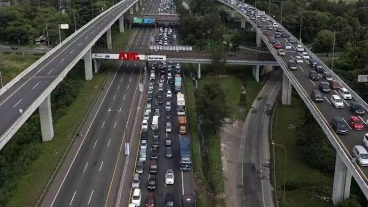 Picu Kemacetan, Polisi Usir Pemudik di Bahu Jalan Tol Cikampek