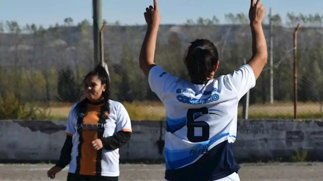 Una futbolista le pegó una trompada al árbitro y suspendieron el partido