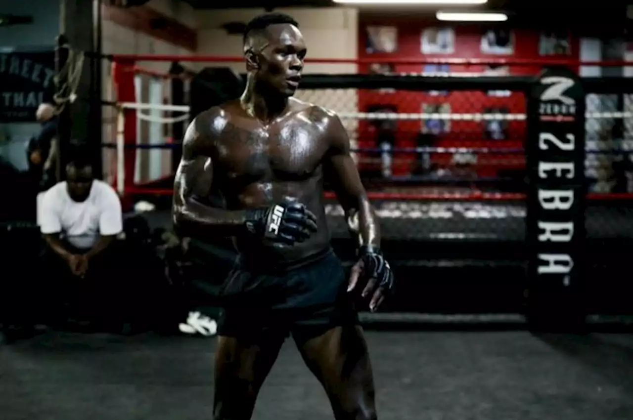 Israel Adesanya Yakin Khamzat Chimaev Akan Telan Kekalahan Pertama pada UFC 273 - Bolasport.com