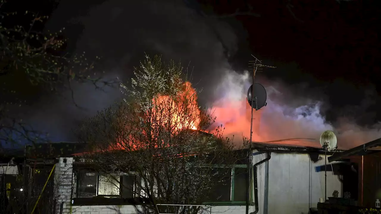 Bungalow in Heinersdorfer Kleingartenanlage in Flammen