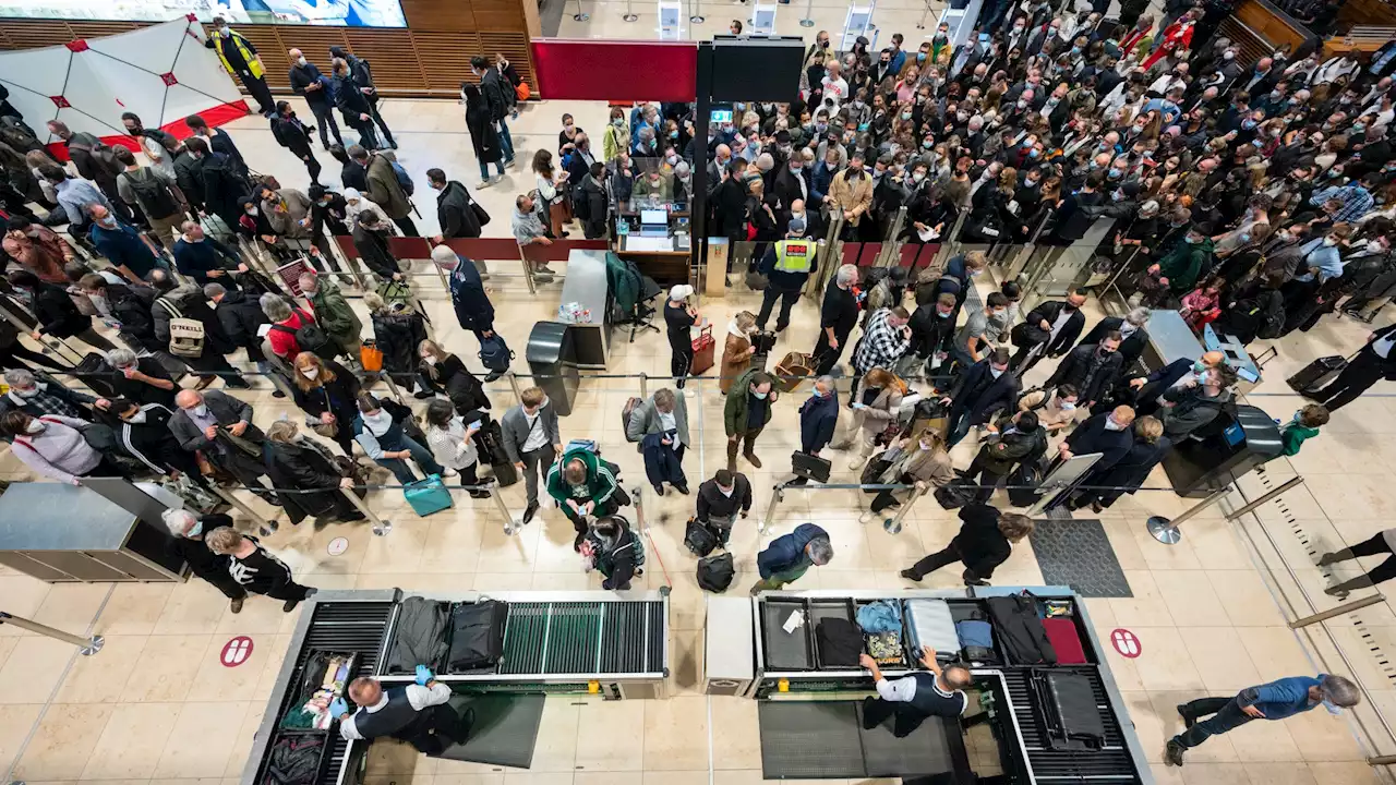 Ferienzeit! Erneut längere Wartezeiten bei Abfertigung am Flughafen BER erwartet