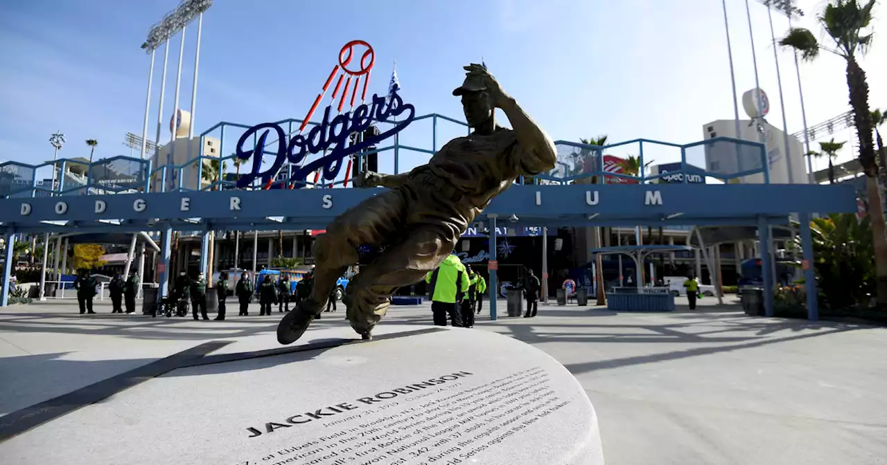 Robinson's 42 in Dodger blue for all uniforms on April 15