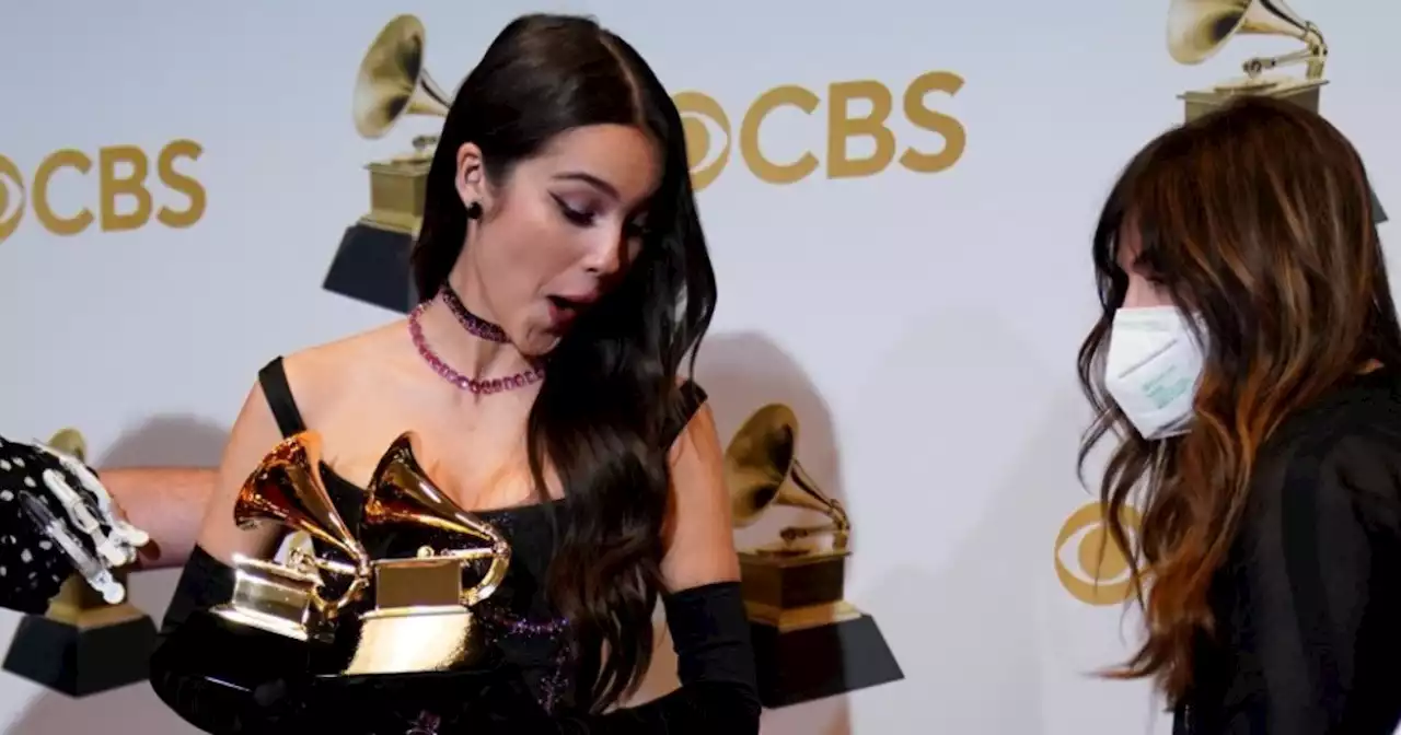 El momento que nadie vio: a Olivia Rodrigo se le cayó un Grammy al suelo y se le rompió