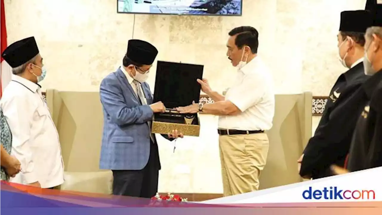 Luhut Serahkan Kiswah dari Pangeran Saudi MBS ke Masjid Istiqlal