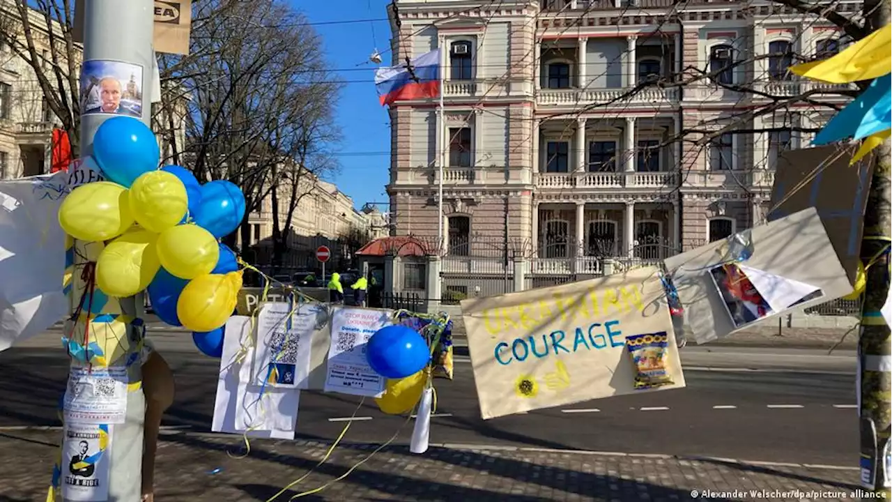 Все больше стран ЕС объявляют о высылке сотрудников посольств РФ | DW | 05.04.2022